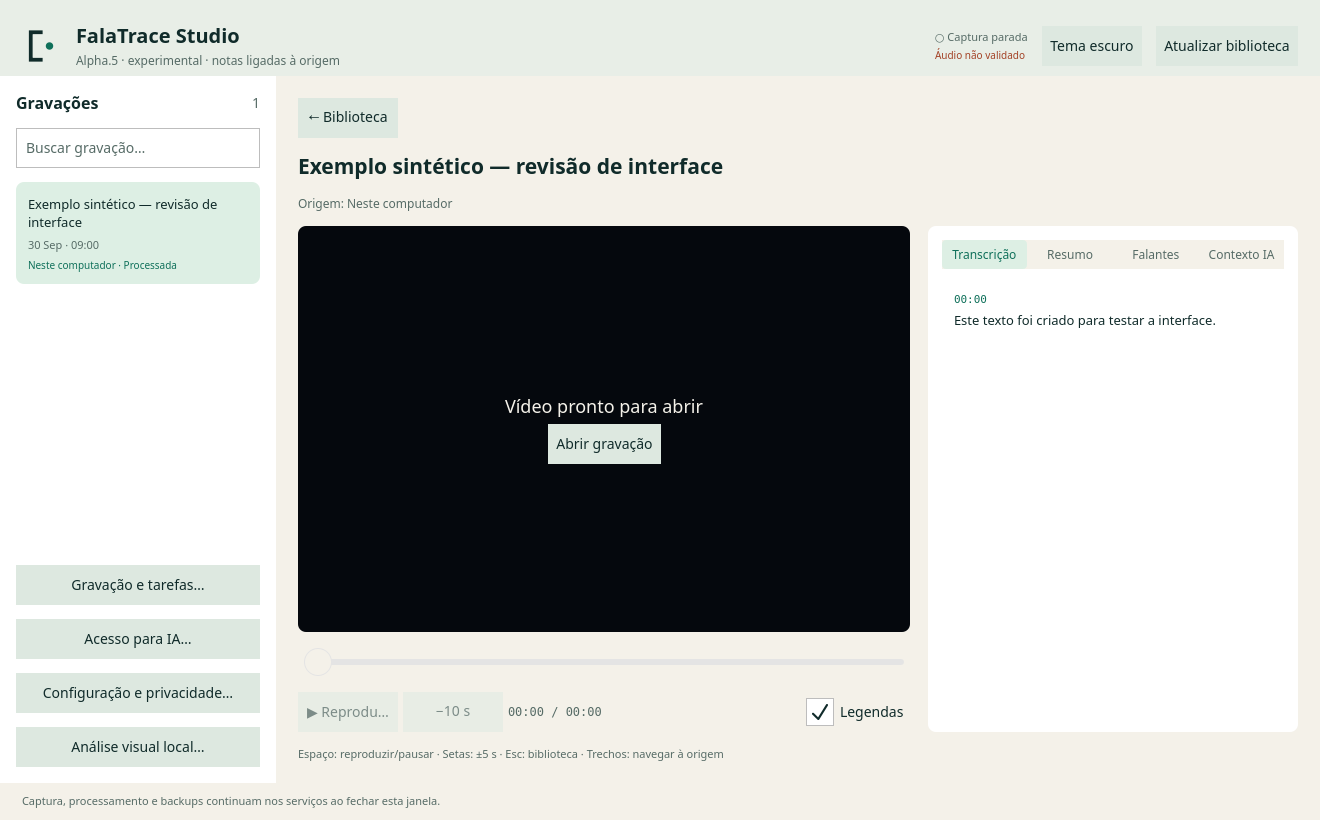Studio em português, tema claro: lista de gravações à esquerda, área do vídeo ao centro e transcrição à direita, com uma gravação sintética de exemplo.